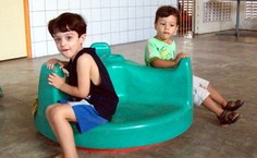 Crianças brincando no pátio