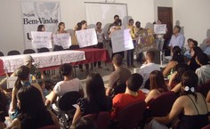 grupo de estudantes que promoveu o apitaço