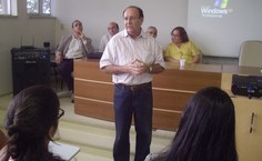 Prof. Luiz Cabral, diretor da FEAC, fala aos alunos