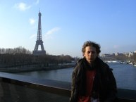 Jalon em frente a Torre Eifel, em Paris