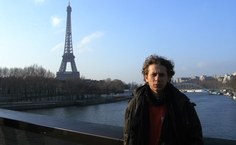 Jalon em frente a Torre Eifel, em Paris