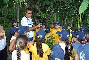 Alunos participam de ação de reflorestamento da mata ciliar