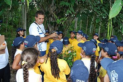 Pesquisador Ulysses Cortez durante explanação sobre a atividade ambiental