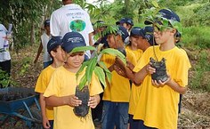 Alunos da Escola Conceição Lyra participaram do reflorestamento da mata ciliar do riacho Retiro