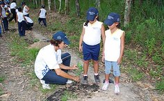 Pesquisadora da Ufal, Maria Cecília Bello, durante plantio das mudas. "Envolvimento dos alunos é fundamental para uma maior conscientização"