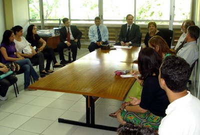 Alunos do intercâmbio reunidos com equipe da reitora e gerentes do Santander