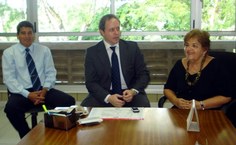 Da esquerda para direita: Celso Luiz e Marcelo Vulcano, gerentes Santander, e Ana Dayse Dorea, reitora da Ufal