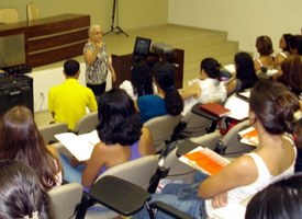 Bibliotecários discutem apresentação de trabalhos acadêmicos