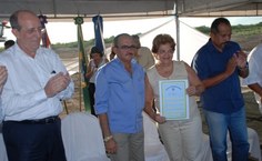 Reitora recebe doação do terreno