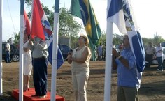Hasteamento das bandeiras no terreno onde será construído o campus Sertão
