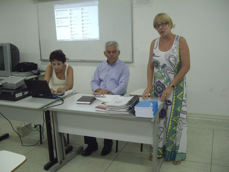 Professora Maria das Graças Tavares saudando os novos integrantes da CPA