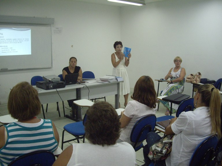 Professora Maria Antonieta apresenta documentos da CPA
