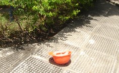 Capacete que caiu da obra