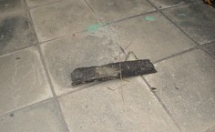 Pedaço de telha que despencou do edifício