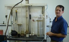 Professor João Inácio, na oficina de filtração