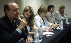 Luis Antônio Cabral, diretor da Feac, saúda o público