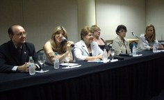 Nara Pimentel, da Capes, fala aos representantes das universidades