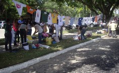 Estudantes organizaram varal com camisas doadas