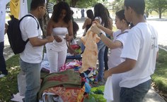 Várias camisas foram doadas para representar as vítimas da violência