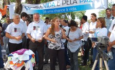 Simone Sampaio, representando as mães que perderam seus filhos assassinados