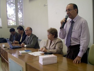 diretor da Feac, Luiz Cabral, discursa para os estudantes