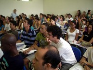 Auditório lotado de alunos para a aula inaugural