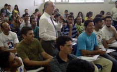 Mardem Soares se aproximou dos alunos e falou com irreverência sobre economia