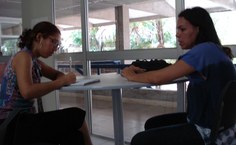 Flávia concede entrevista à assessoria de comunicação