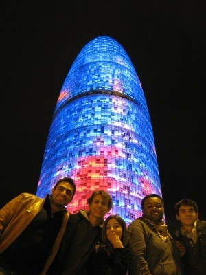 Estudantes na torre Agbar, Barcelona