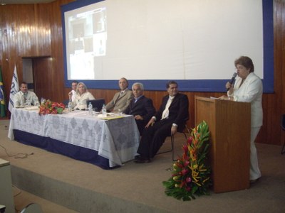 Reitora discursa durante solenidade de lançamento da Rede