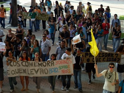 Alunos de Comunicação fizeram caminhada até a reitoria