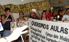 Alunos protestaram contra falta de professores