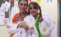 Estudantes levam carinho para crianças em recuperação