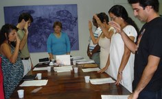 Docentes fazem leitura do juramento do servidor público