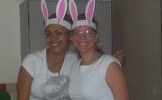 Professoras ajudam a preparar a festa