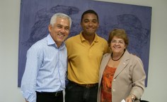 Clayton Santos, com a reitora e o vice-reitor