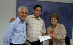 Daniel Leite Goes Gitai, com a reitora e o vice-reitor