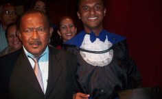 Gilvânio Santos colando grau