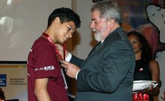 Alan Anderson, do Cefet, recebe a medalha de ouro das mãos do presidente Lula