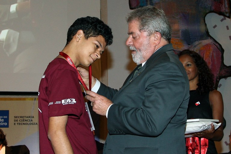 Alan Anderson, do Cefet, recebe a medalha de ouro das mãos do presidente Lula