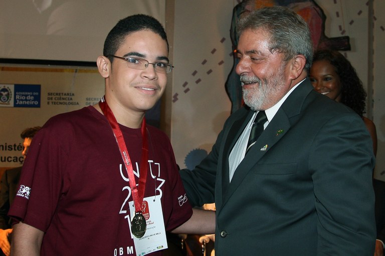 José Maurício Lima, da Escola Estadual Padre Francisco Correia, Santana do Ipanema, também medalhista de ouro, condecorado pelo presidente