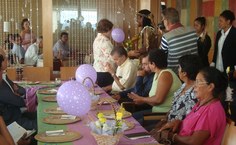 Reitora cumprimenta a estudante moçambicana