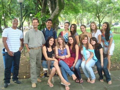 Professor Alexandre Toledo (o segundo em pé à esquerda) e os estudantes de arquitetura