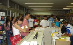 Público presente ao lançamento dos livros na Edufal