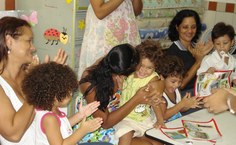 Mães aplaudem o trabalho de seus filhos