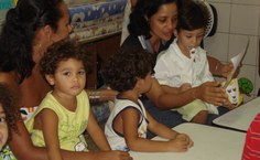 Mães ajudam seus fillhos na montagem do presente