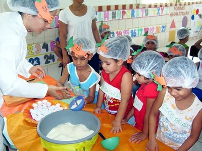 Crianças aprendem sobre alimentação