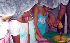 Crianças aprendendo a fazer pizza