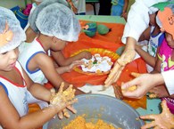 Crianças colocam a mão na massa