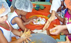 Crianças colocam a mão na massa